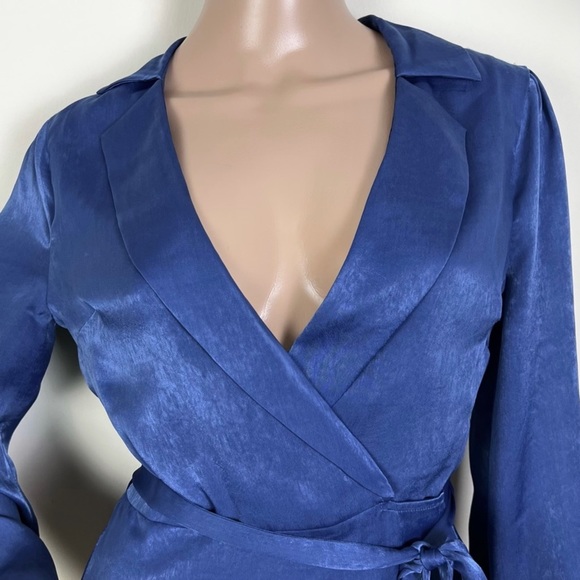 NEW L’ACADEMIE REVOLVE BLUE WRAP TOP - Picture 3 of 8